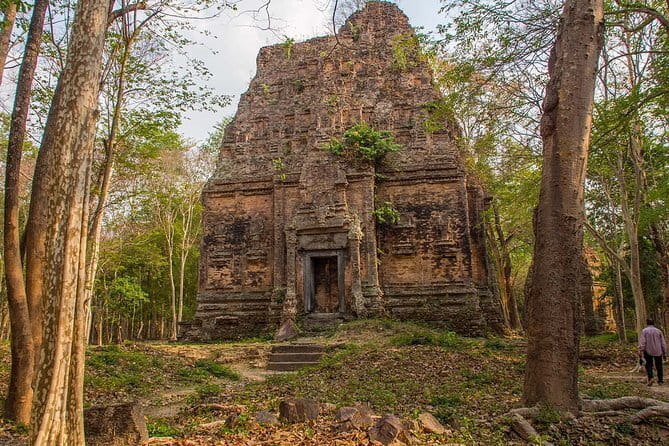 1-Day Angkor Wat Cycling Tour: Scenic Bike Adventure in Siem Reap - Bayon Temple: central, symbolic, and easier to understand with a guide