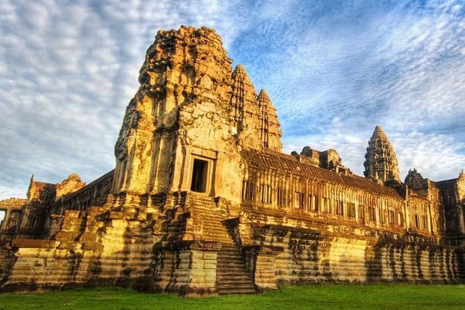 1 day special Tour: Angkor Wat,Bayon,Ta Prohm, Bantey srei and Beng Mealea - Angkor Thom and the Asura gate: enter the big story of the complex