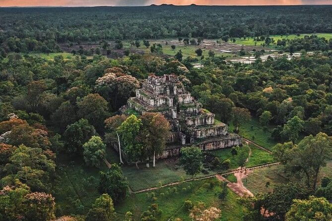 1 day special Tour: Angkor Wat,Bayon,Ta Prohm, Bantey srei and Beng Mealea - Bayon Temple: the face towers up close