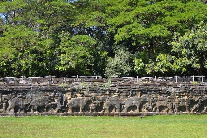 1-Day Tour with Private Transportation and English Speaking Guide - Phnom Bakheng sunset: the climb and how to prepare for it