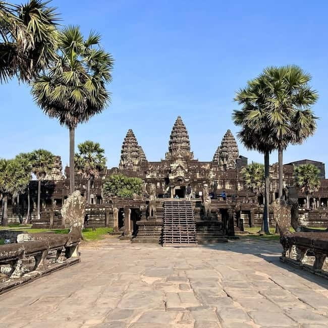 1-Day Trip to Angkor Wat with a Private or Shared Guide in Spanish - Morning logistics: pickup, tickets, and how the guide sets the tone