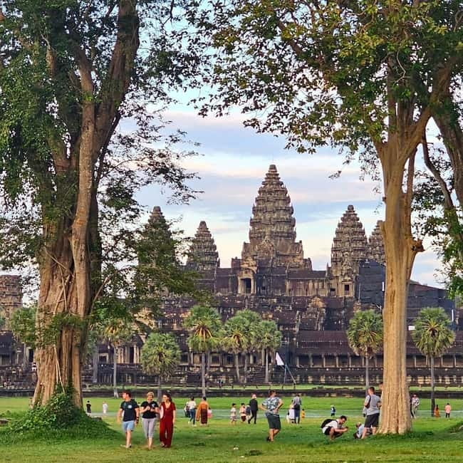 1-Day Trip to Angkor Wat with a Private or Shared Guide in Spanish - Angkor Thom and Victory Gate: the face towers start the story