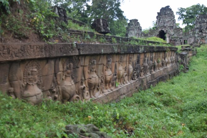 2-D Angkor temple tour with one sunrise in A/C vehicle and guide. - Neak Poan and Preah Khan: shifting from big icons to atmosphere