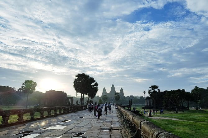 2 days private tour: Angkor sunrise, Banteay Srei, Kulen mountain, Beng Mealea - Two days that start before dawn at Angkor Wat