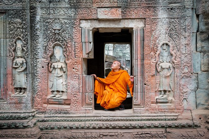 3 Days Private Angkor Tours & Floating Village From Dawn To Dusk - Phnom Bakheng at sunset: the view reason to stay the course