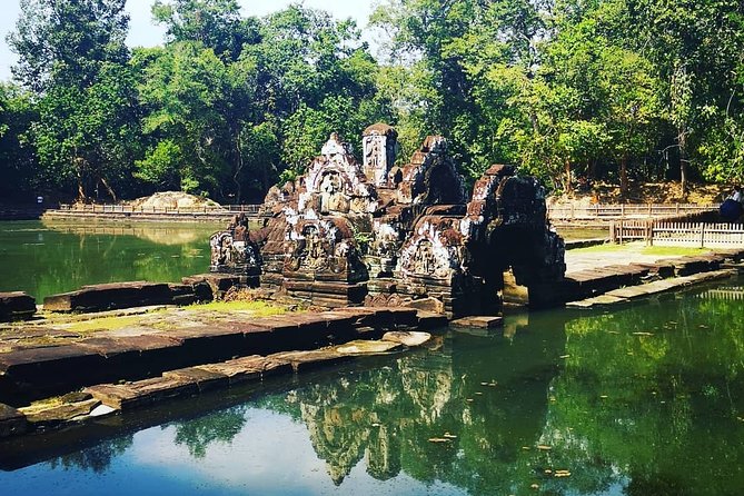 4-Day(Tour Angkor Temple Complex, Temple in the Jungle, Local people life Style) - Day 4: Banteay Srei, Banteay Samre, Silk Farm skills, and Siem Reap market time