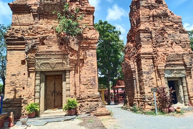 A Day Trip to Angkor Wat, Bayon, Taprohm from Phnom Penh - Angkor Wat: time with your guide and the $37 ticket step