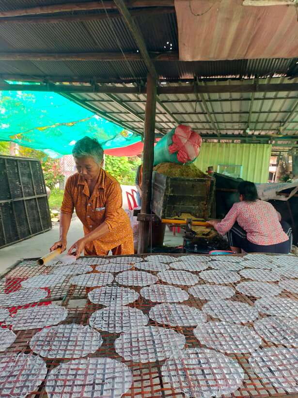A Day TukTuk Handicrafts Bambootrain Killing&BatCaves,Sunset - Wat Samrong Knong and the Killing Field context you should not skip