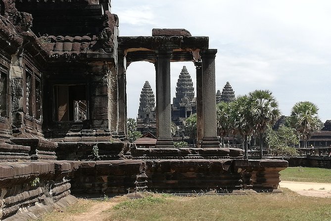 Afternoon Angkor Wat Private Tour with Sunset - Bayon and the Angkor Thom faces: what the eyes are doing