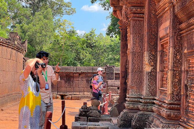 Angkor Highlight Sunrise Guided Tour & Banteay Srei Temple - Bayon: 54 towers and faces that seem to follow you