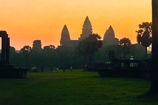 Angkor Sunrise tours with Benteay Srei and Bengmealea Landmine, - Stop 2: Banteay Srei, pink sandstone and the Woman Temple details