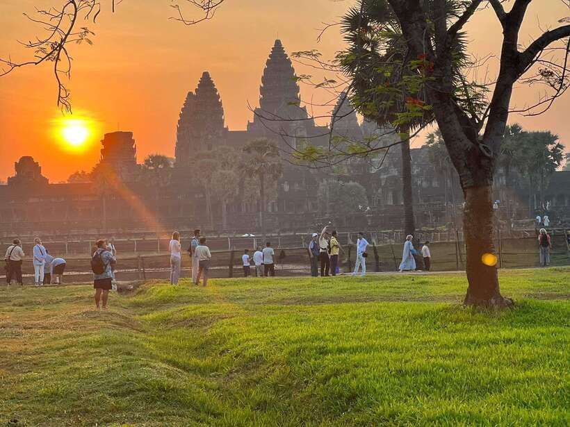 Angkor Wat 2-Day complex Sun rise & Sun set with Guided Tour - Phnom Bakheang Sunset: The Hilltop Finish You Actually Remember