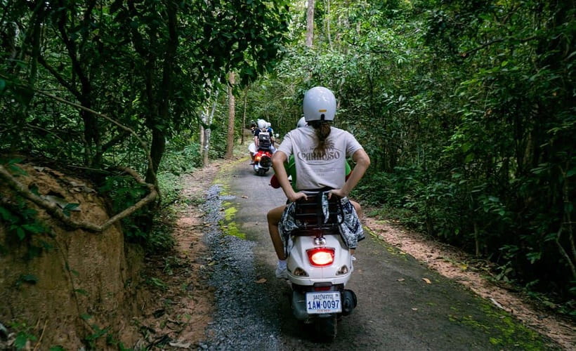 Angkor Wat: Guided Vespa Tour / Tuk Tuk or Car - Srah Srang and lunch break, fuel that actually helps
