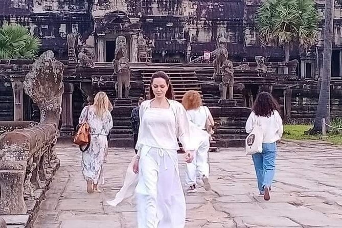 Angkor Wat Shared Tours from Siem Reap Angkor Airport (SAI) - South Gate of Angkor Thom and Bayon: the smiling faces in 1 hour