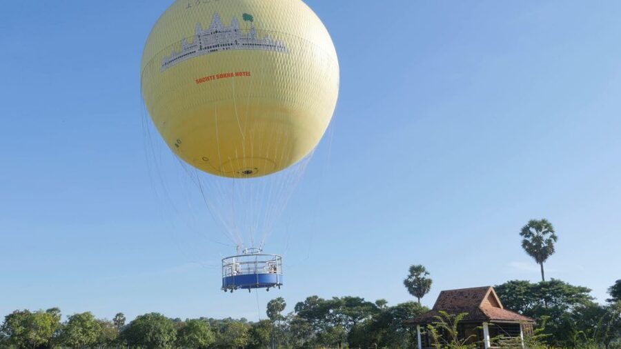 Angkor Wat: Small-Group Tour with Balloon Ride and Lunch - Lunch, cold water, and staying comfortable in heat