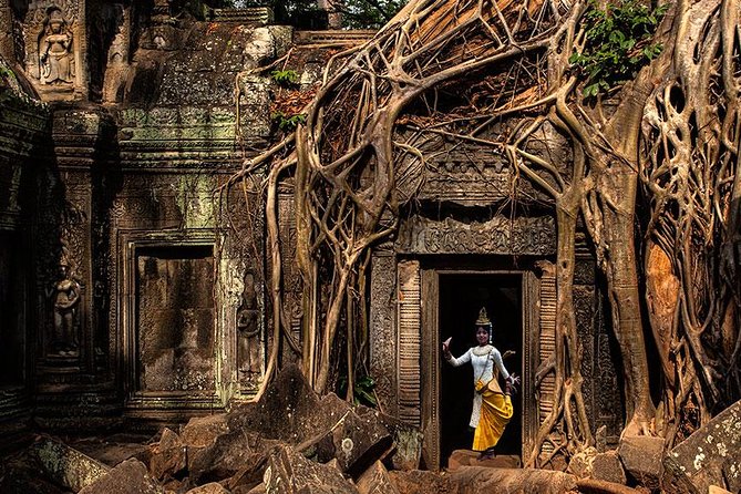 Angkor Wat: Sunrise or Sunset Tours with Tuk Tuk - Bayon Temple in Angkor Thom: faces, reliefs, and foot traffic