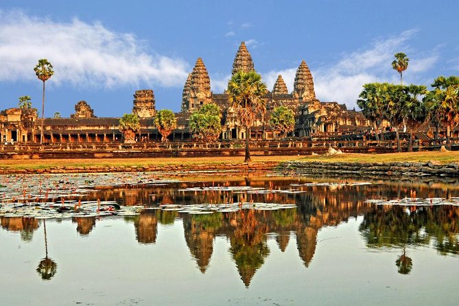 Angkor Wat Sunrise with Bayon & Ta Phrom - Bayon Temple: those face carvings up close