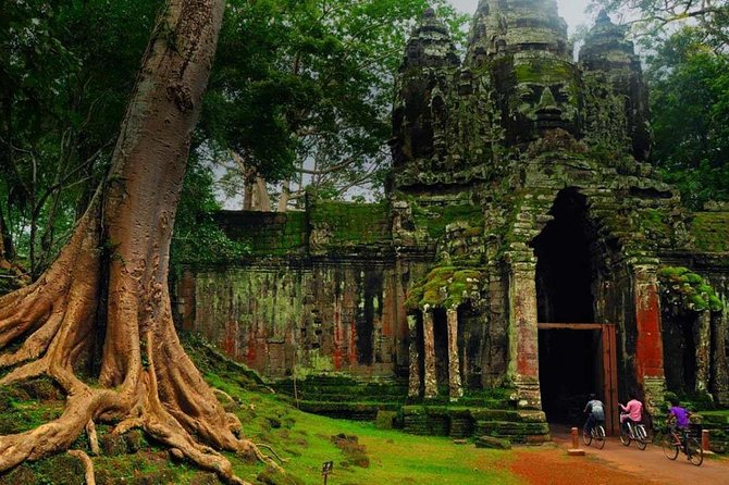 Angkor Wat Temples Tour with Entrance Ticket and Lunch - Bayon Temple and the Smiling Faces Factor
