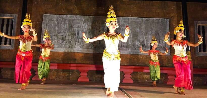 Apsara Dance Show with Dinner by Tuk-Tuk Roundtrip Transfer - How the 3-hour program actually runs