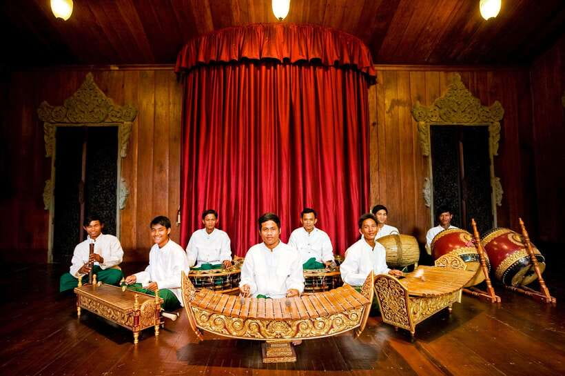 Apsara Performance include Dinner & hotel pick up - Hotel pickup by tuk-tuk, the easiest way to start the night