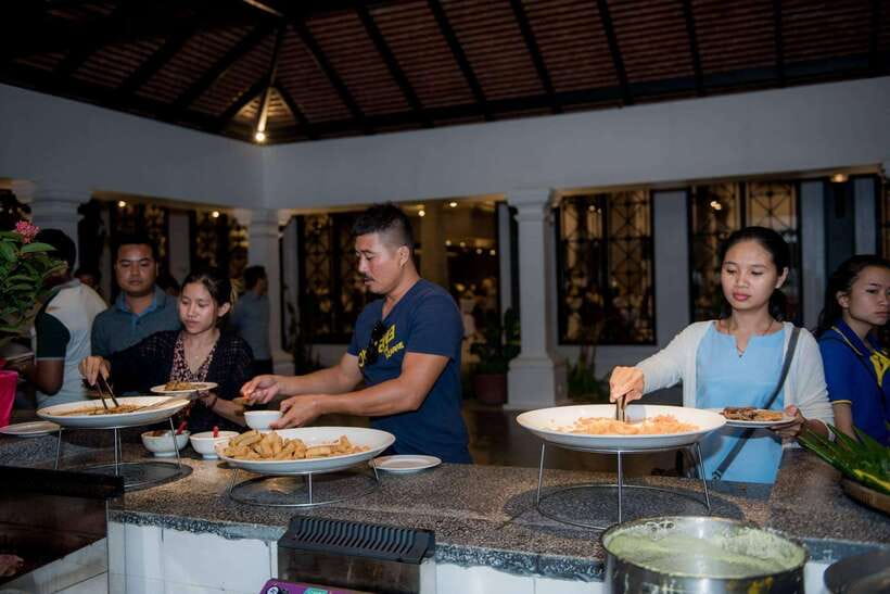 Apsara Traditional Dances & Local Buffet with Tuk-Tuk Ride - Key things to know before you go