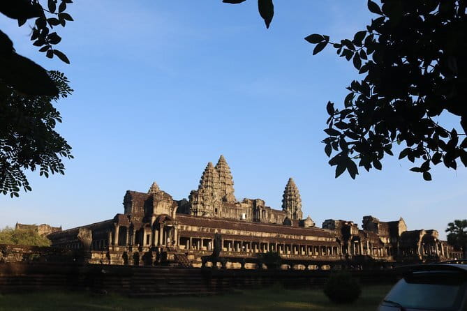 Bakong Temples & Floating Village Tour - Prasat Bakong: the temple-mountain prototype and the Naga causeway
