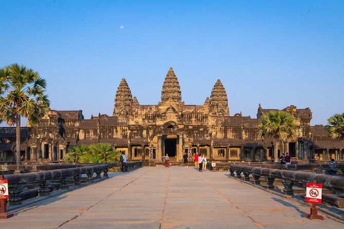 Banteay Srei & Angkor Big Circuit Tour - Eastern Mebon in the East Baray setting