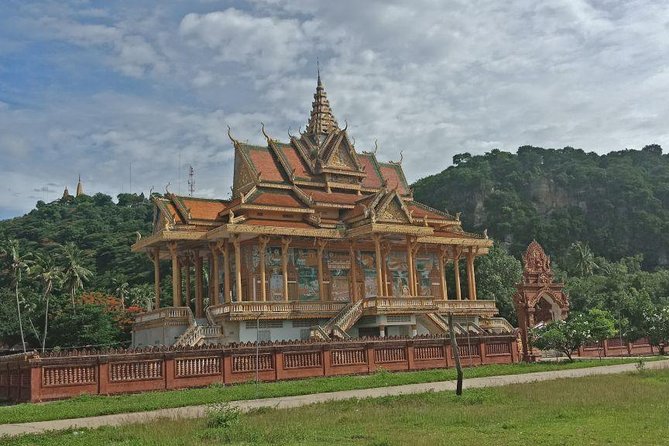 Battambang Full Day Tour from Siem Reap - Bamboo Train, Killing Cave & Sunset - Sunset bat cave at Phnom Sampeau: waiting that actually pays off