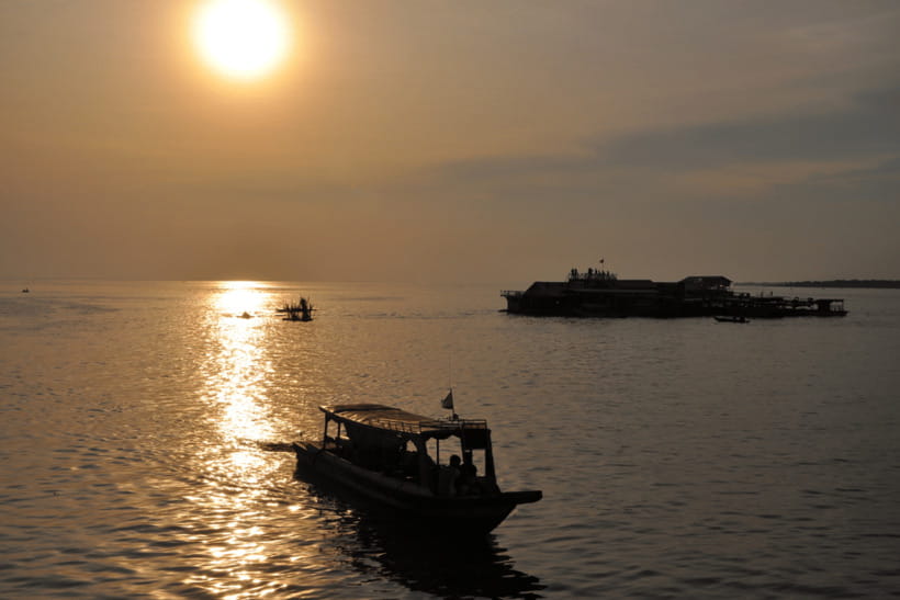 Floating Village Tour with Khmer Meal & Beer - Market stop and the first cruise: meeting the lake before sunset