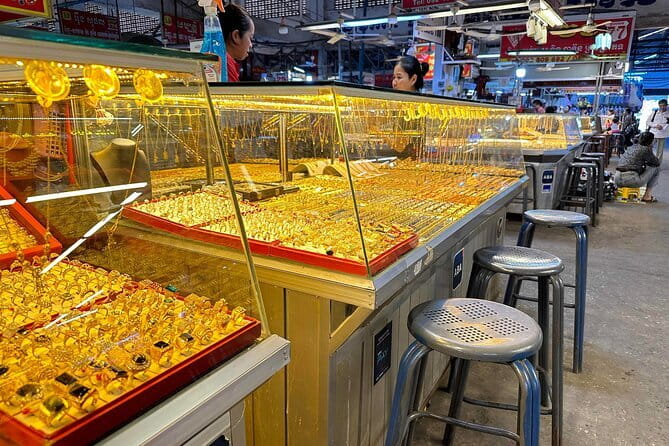 FREE Siem Reap Market & Local Temple Tour - Stop 1: Spean Dek market by the Siem Reap River