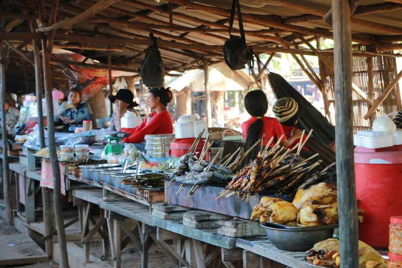 From Phnom Penh: Oudongk Mountain and Koh Chen Island Tour - Oudongk Mountain Hike: Stupa Views and 5,000 Buddha Statues