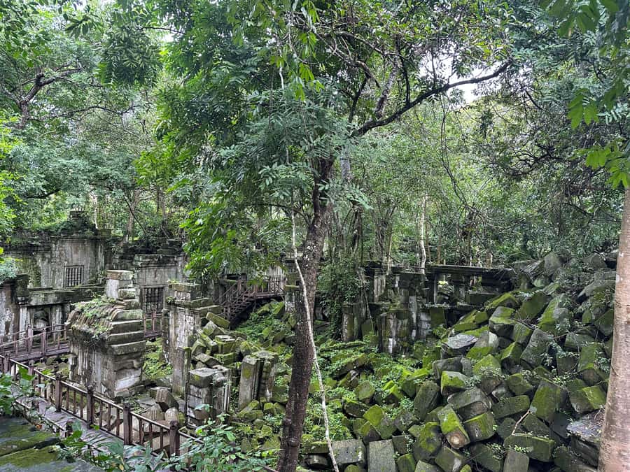 From Siem Reap: Half-Day Tour to Beng Mealea Temple - Khmer history makes more sense when someone points at the details