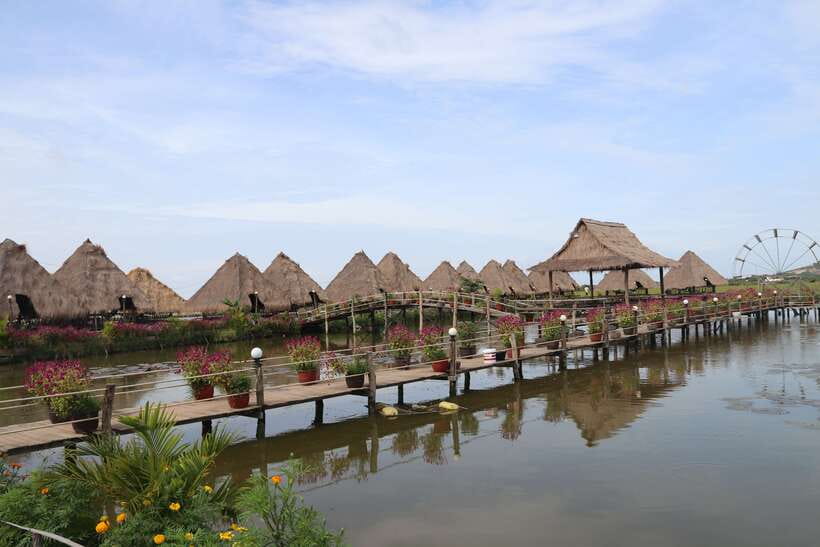 From Siem Reap: Tonle Sap Floating Village Tour - Birdlife spotting near the sanctuary: patient watching pays