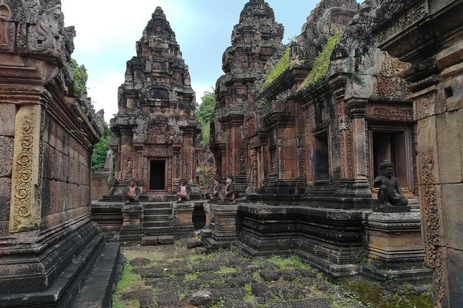 Grand Circuit with Banteay Srei and Banteay Samre Tour - Dress code reality check: shoulders and thighs must be covered