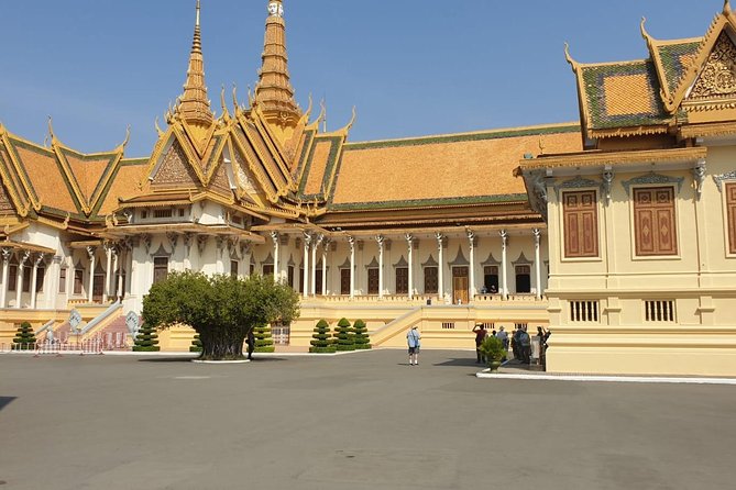 Half-Day Royal Palace, Wat Phnom & Independence Monument Tour - Wat Phnom on the hill: finish with a city symbol