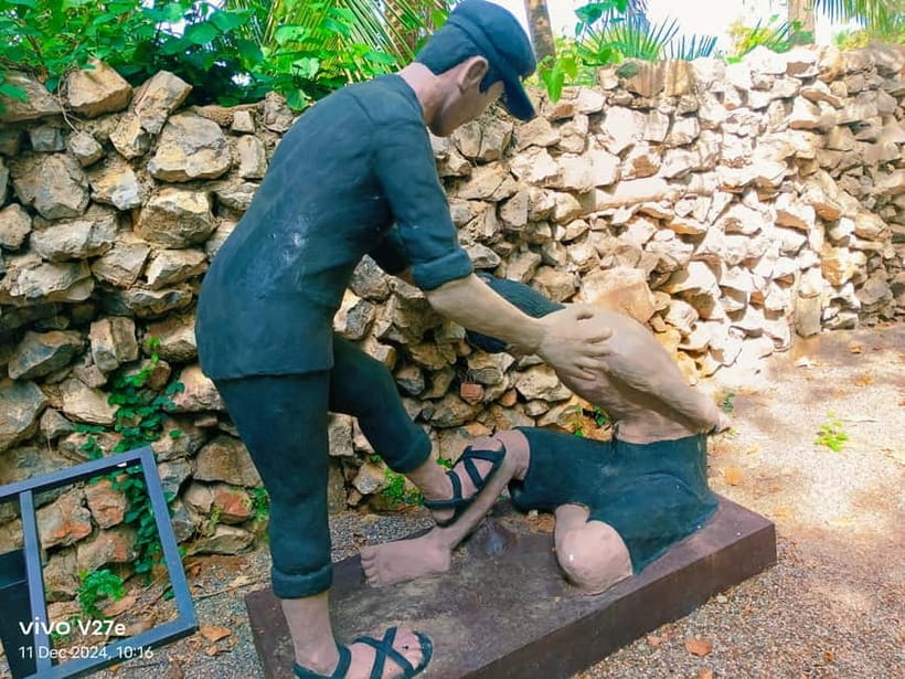 Handicraft tour/rice paper,/rice wine/bat cave Sun Set - Wat Samrong Khong: serious Khmer Rouge history in a real place
