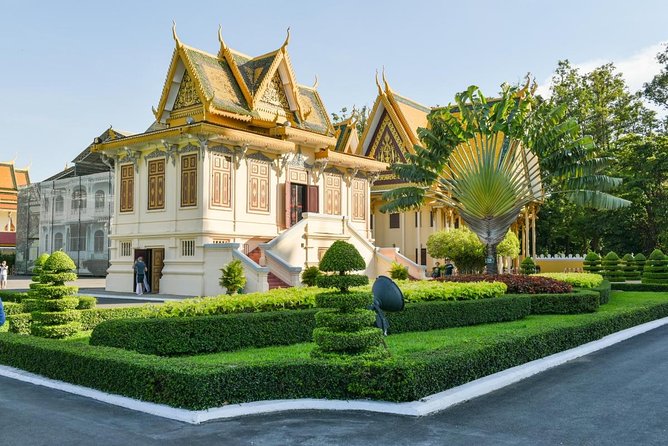 Hidden Phnom Penh City Tour, Royal Palace, Wat Phnom - Wat Phnom: a 14th-century viewpoint temple in 30 minutes