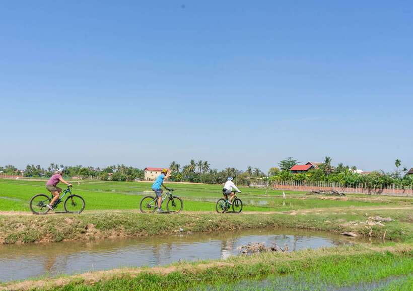 Kampong Phluk: Floating Village Sunset Bike Tour or E-Bike - From Siem Reap streets to countryside dirt roads