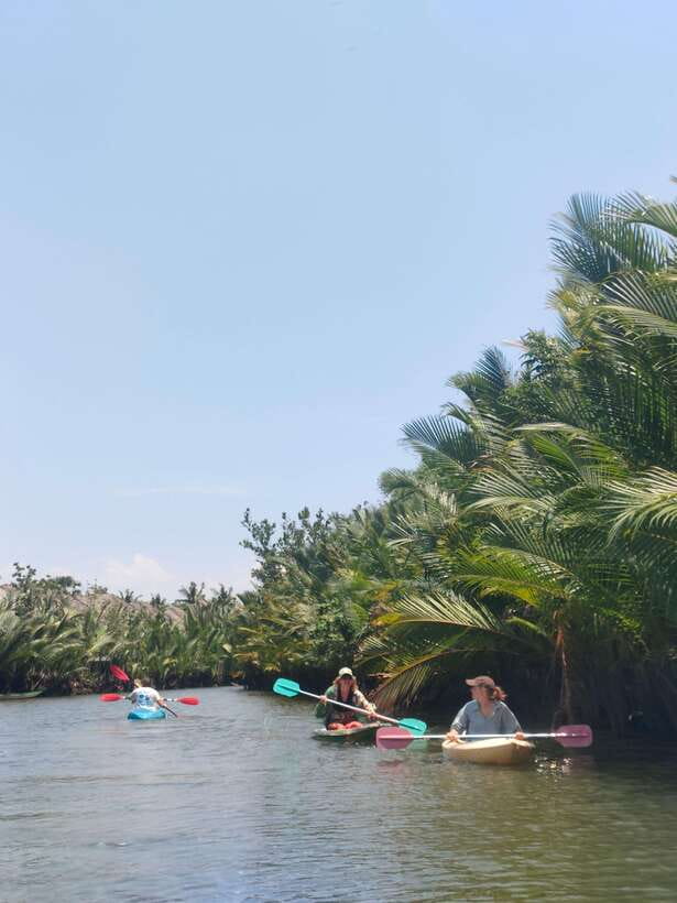 Kayaking tour around green cathedral - Swimming time at the right moment