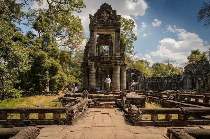 Kbal Spean Trekking Tour with Banteay Srei & Landmine Museum - Kbal Spean hike: River of a Thousand Lingas in the forest