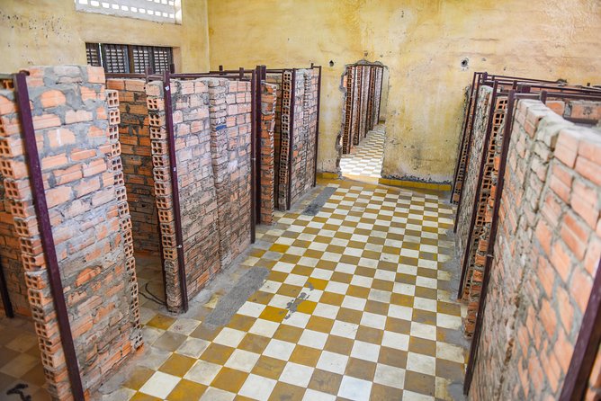 Killing Fields and Prison S21 Bus Tour - Pickup in Phnom Penh: how to avoid the most common stress