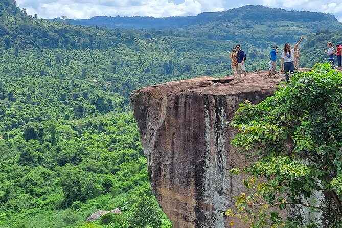 Kulen Waterfall & 1000 Lingas Join-in Tour - Phnom Kulen Waterfall: swim time and a riverside-style lunch