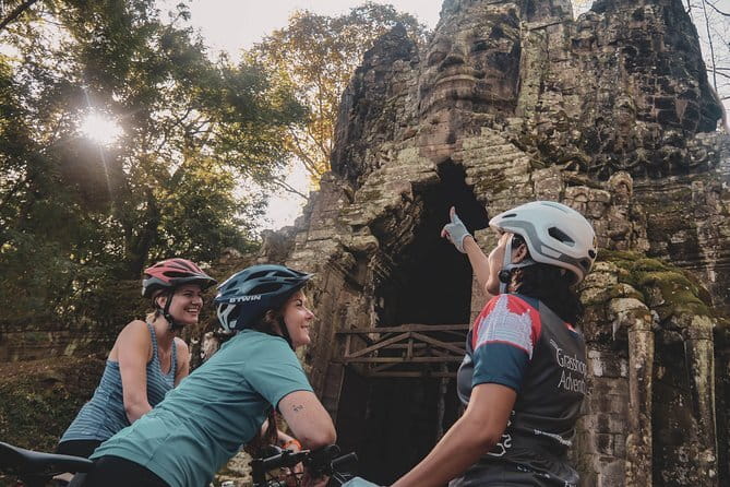 Motobike Countryside Adventure - Full day with lakeside lunch - The 1,000-year-old Angkor bridge: what to watch for on the crossing
