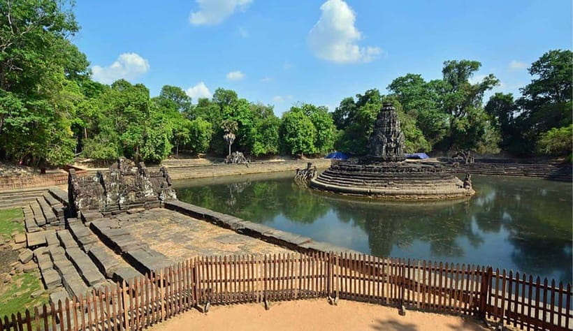 Phnom Bakheng Sunset Tour, Pre Rup, Neak Pean, Preah Khan - Phnom Bakheng: The 200 Steps, the Shiva Temple, and the Sunset View
