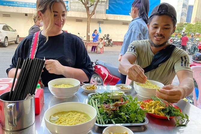 Phnom Penh Authentic Evening Food Tour 100% By Local - Independence Monument: a quick photo moment before the plates