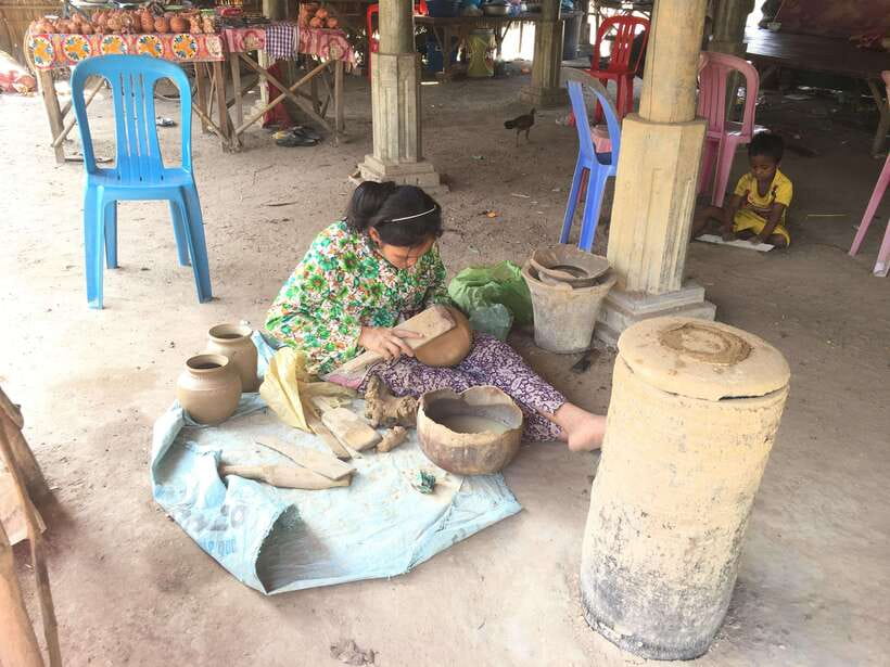 Phnom Penh - Battambang Transfer Plus Stop Sightseeing - Oudong Khmer Monastery and the climb to royal necropolis views