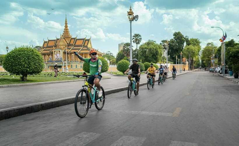 Phnom Penh: Bike & Boat Tour / E-Bike Available - The Silk House stop: watching silk weaving in real time