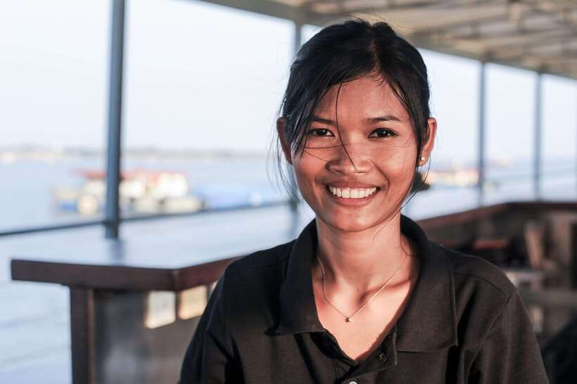 Phnom Penh: Mekong Sunset Dinner Cruise with Live Music - Picking the 5pm sunset cruise vs the 7pm city lights run