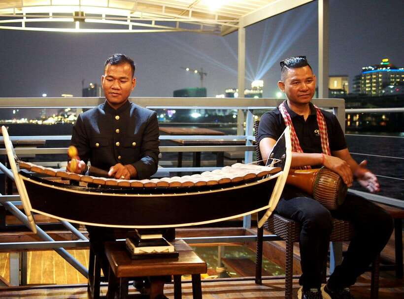 Phnom Penh: Mekong Sunset Dinner Cruise with Live Music - What to expect from drinks: welcome cocktail plus onboard extras