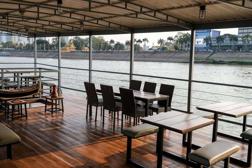 Phnom Penh: Mekong Sunset Dinner Cruise with Live Music - Getting there without stress: pickup, meeting point, and timing